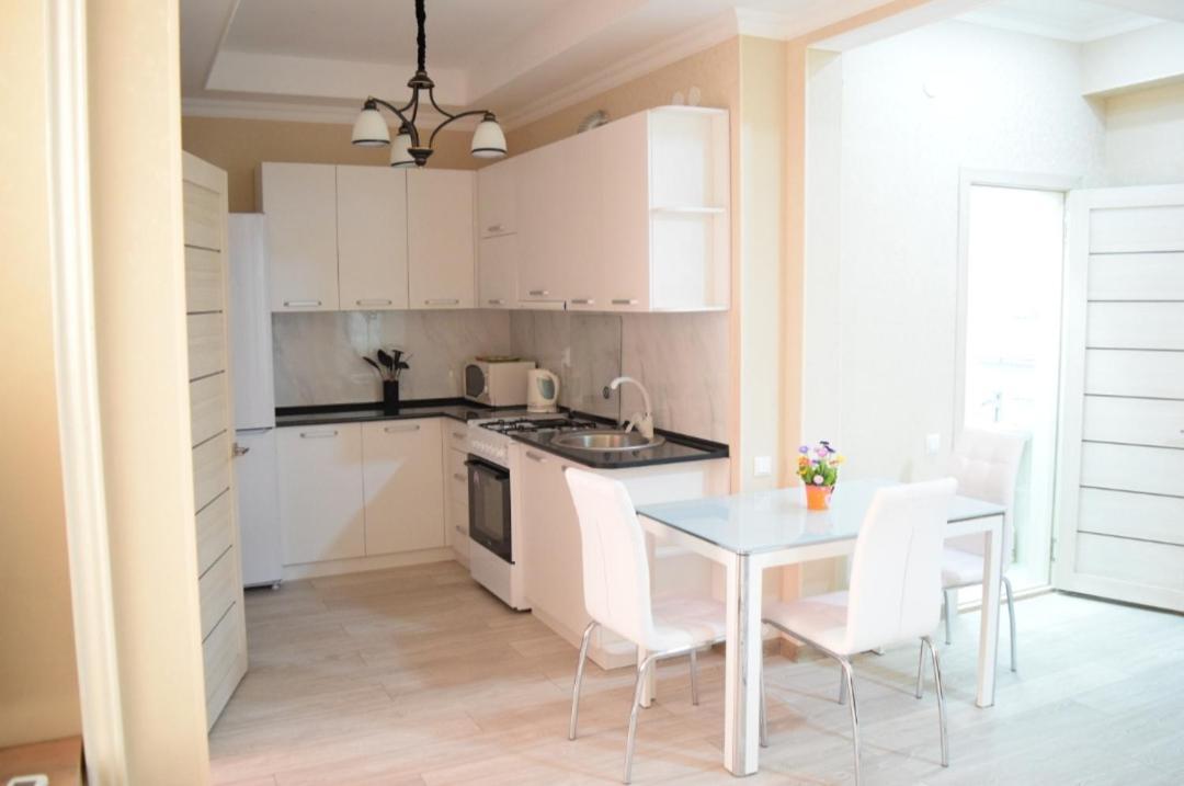 White Apartment With Panoramic View In The Center Bischkek Exterior foto