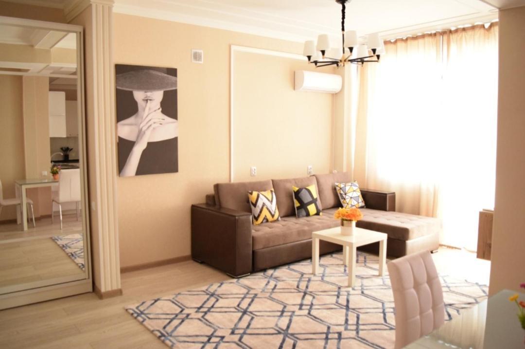White Apartment With Panoramic View In The Center Bischkek Exterior foto