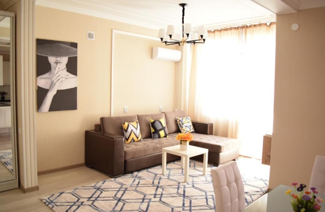 White Apartment With Panoramic View In The Center Bischkek Exterior foto